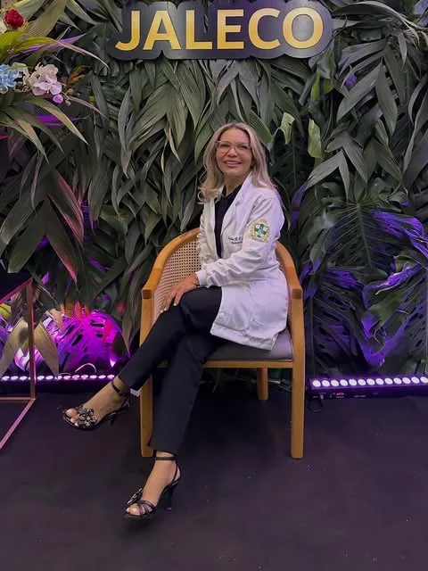 Lucilene Mendes de jaleco branco na cerimônia do jaleco